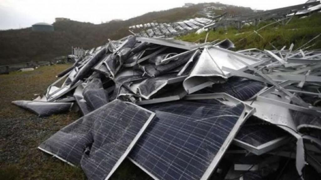 Foto de paneles solares fotovoltaicos destruidos o desmantelados en un tiradero de desechos