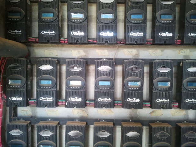 Una foto de un conjunto de controladores de carga para un sistema solar fotovoltaico