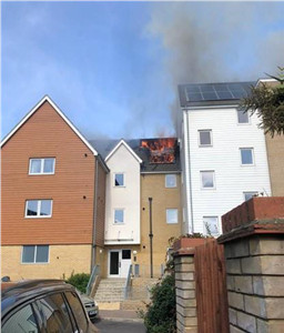 Foto de un incendio provocado por paneles solares sobre el tejado de un edificio