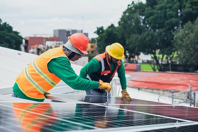 Trabajadores haciendo mantenimiento a una instalación fotovoltaica
