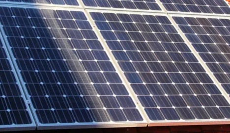 Foto de un arreglo fotovoltaico donde se muestra la sombra son una porción de los paneles.