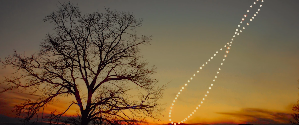 Foto del Sol a lo largo de un tiempo que muestra el analema Solar. Crédito: Giussepe [Donatello](https://www.flickr.com/photos/133259498@N05/49157295323)