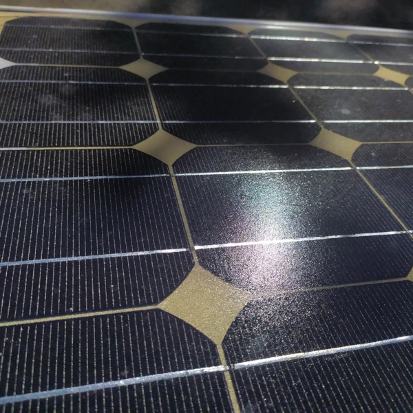 Panel solar fotovoltaico iluminado por el Sol